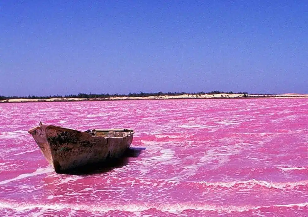 The Mystery of Lakes That Change Color Explained in Detail 4 Lakes That Change Color