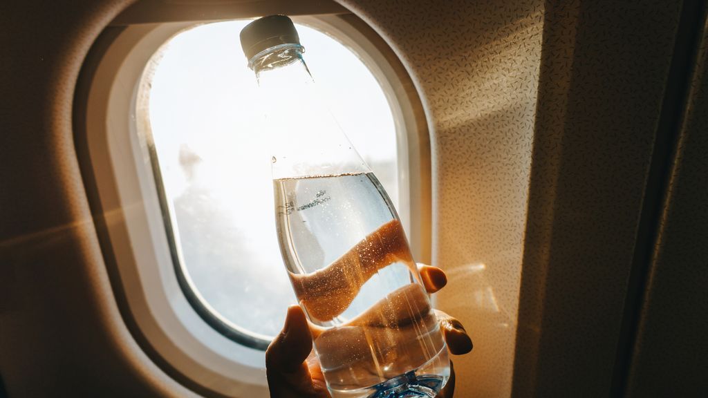How to Survive a Long-Haul Flight: A Complete Guide for Travelers 4 How to Survive a Long-Haul Flight