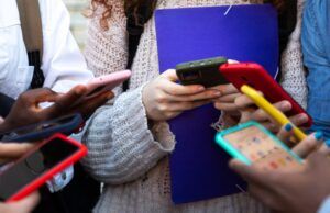 UK Teenagers Join Social Media Trial as Government Tests Curfews and Limits UK Teenagers Join Social Media Trial as Government Tests Curfews and Limits