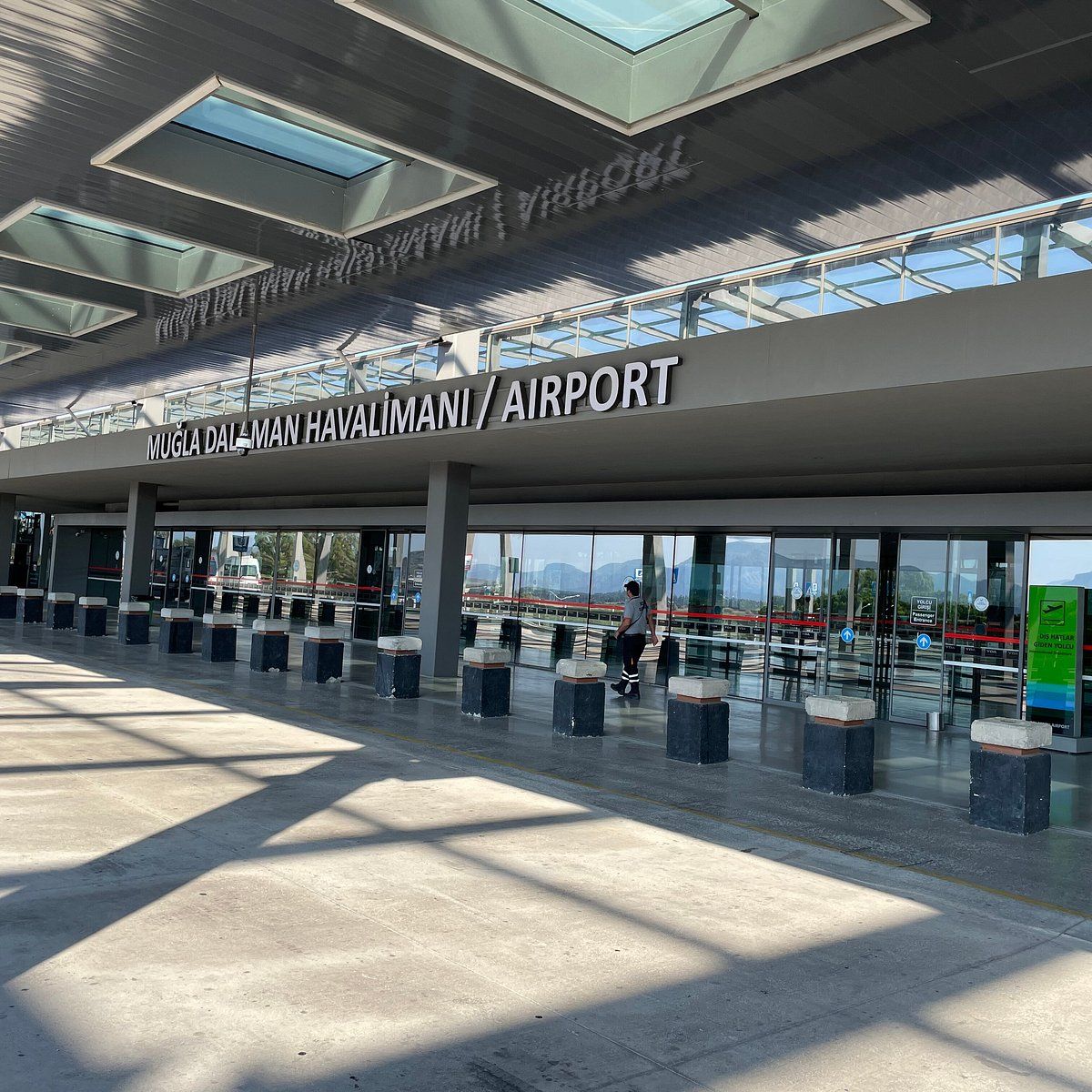 8 Most Unserious Airports in the World 8 8 Most Unserious Airports in the World